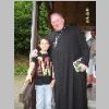 16_Bambini Prinz Joshua mit Pfarrer Kuerten.JPG